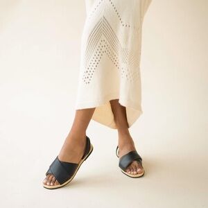 NISOLO All-Day Cross Strap Sandal